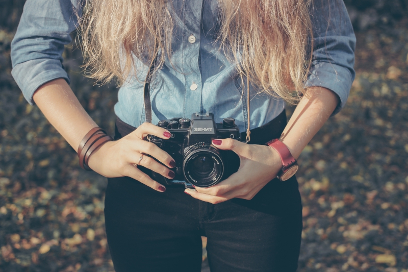 photographe-LE BEAUSSET-min_hand-person-girl-woman-camera-photography-614-pxhere.com